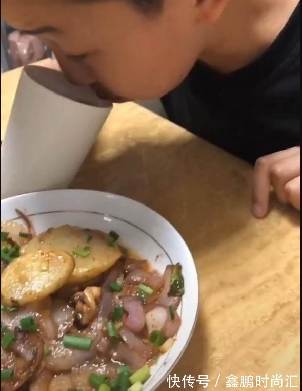 宵夜|10岁男孩半夜偷做宵夜,妈妈掐着时间来“混饭”,堪称吃货母子