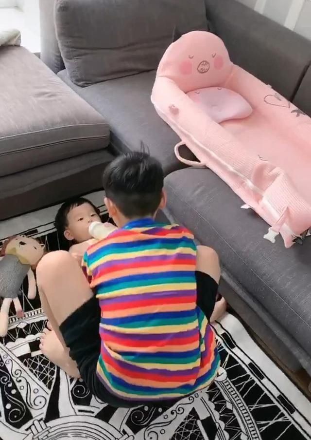 家长|趁妈妈不注意,哥哥“侵占”弟弟的襁褓和玩具,妈妈看后不淡定