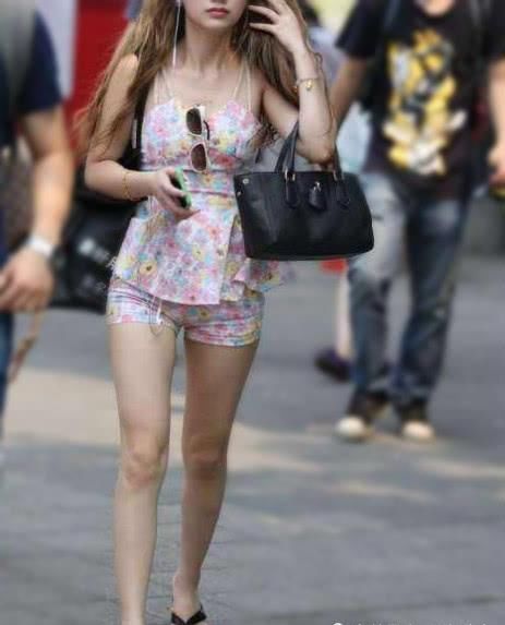 “碎花”魅力不可挡,清新感觉扫走夏日的烦闷,轻熟风格更迷人