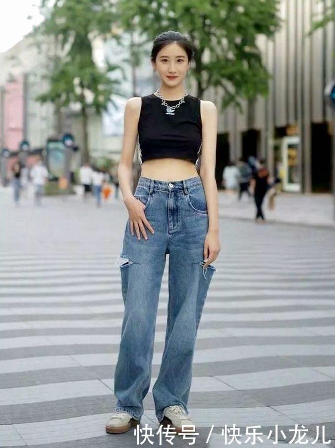 让本人|黄色卫衣搭配小脚牛仔裤,大方自然