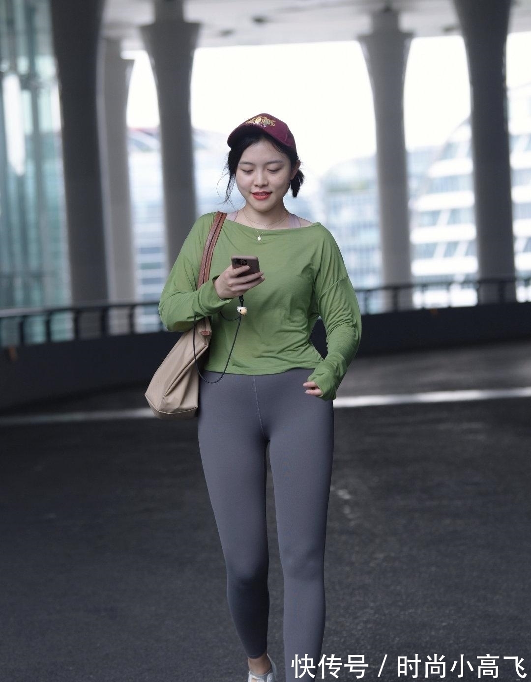 姐姐 健身裤一定不要配紧致上衣,看看气质姐姐这样穿是有多美