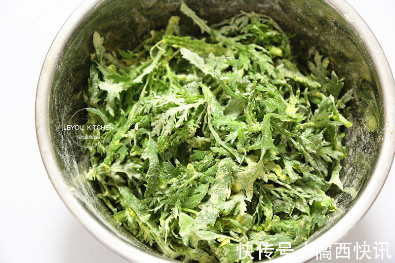 茼蒿叶拌点面粉蒸熟，比炒着吃更香，是菜也是主食，饱腹还不长肉