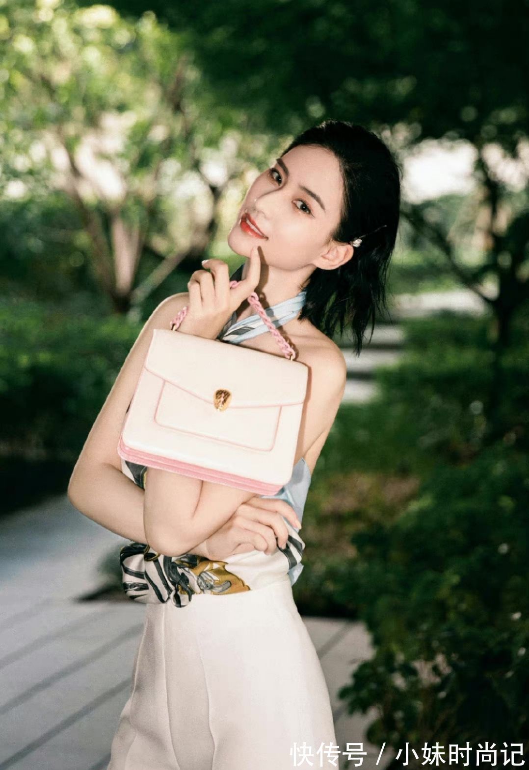 纯白色|何超莲穿衣真“大胆”，丝巾直接当挂脖上衣性感迷人，又美出圈了