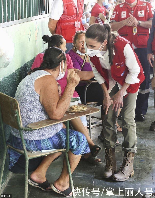 莱蒂齐亚|西班牙王后深入民间,扎马尾辫显精神,眉宇间露担忧之色