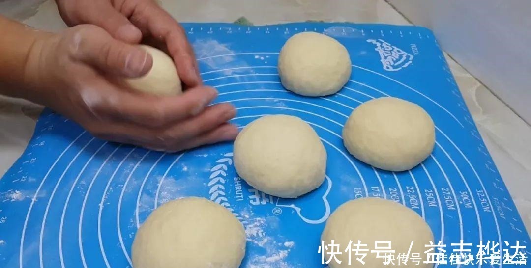 面粉别蒸馒头了,加2个鸡蛋,个个蓬松暄软,比面包简单好吃