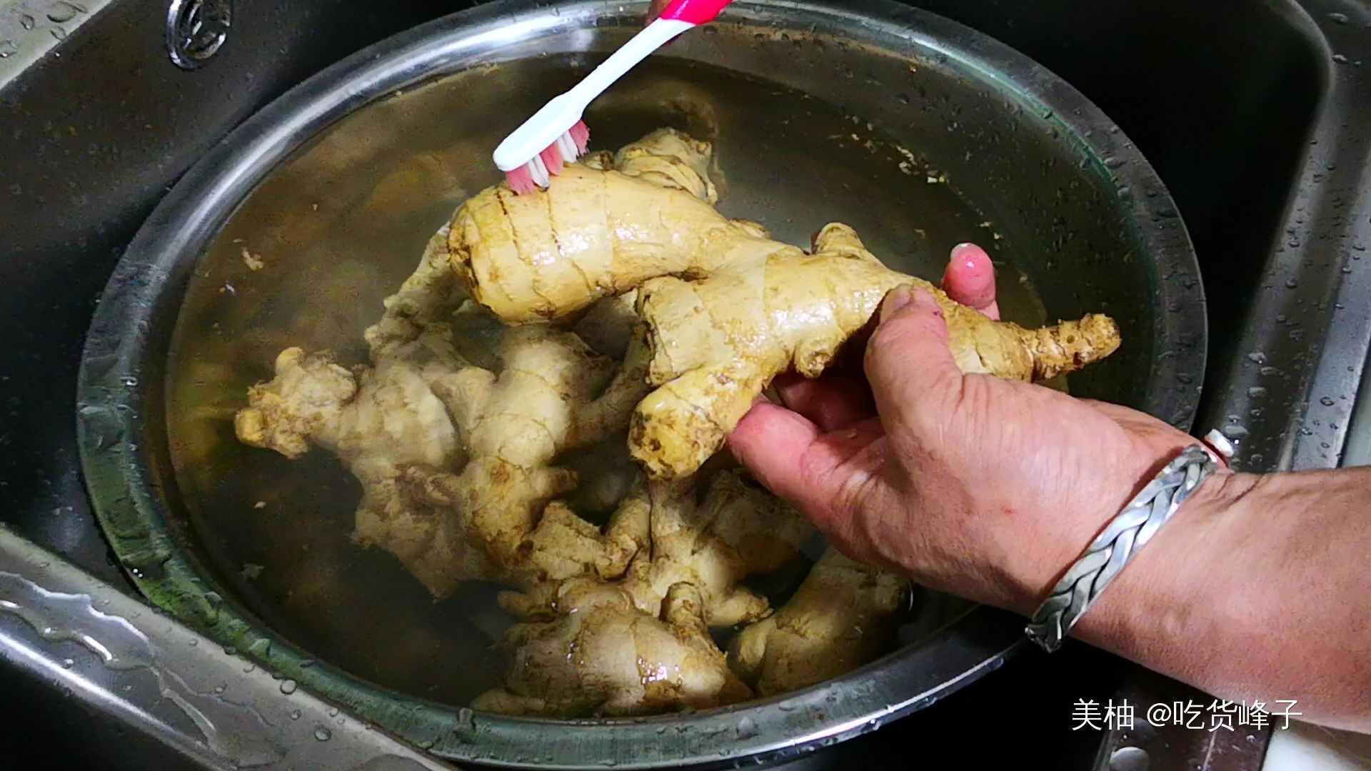 晓峰|生姜放锅里蒸一蒸，作用拿钱都买不到，80岁奶奶教妙招，真管用