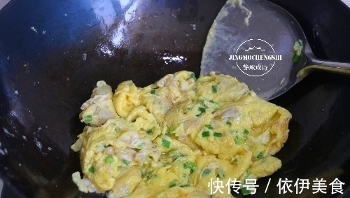 花蛤|夏天，鸡蛋换个炒法，又香又鲜，口感丰富，比番茄炒蛋还好吃