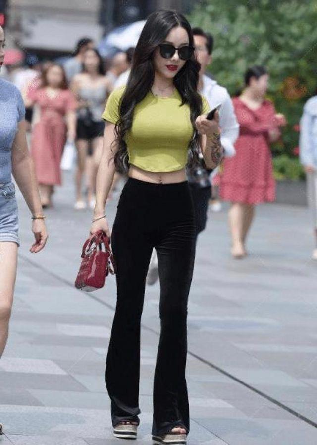 说到时髦与时尚不是露腿就是露脐，就像下面的小姐姐一样