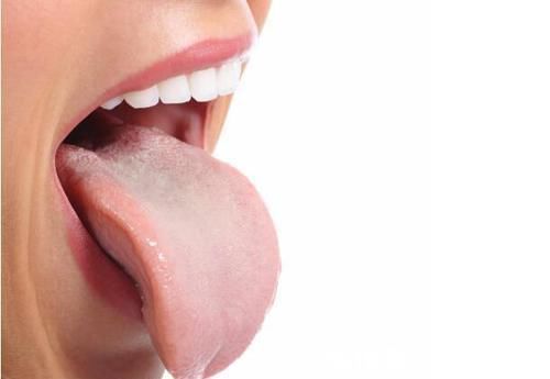 寒湿|湿气重,舌头知?提醒:舌头出现2个现象,暗示体内湿气还不小