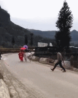 |搞笑GIF趣图哥们,马上都追上来了,你赶紧跑吧!