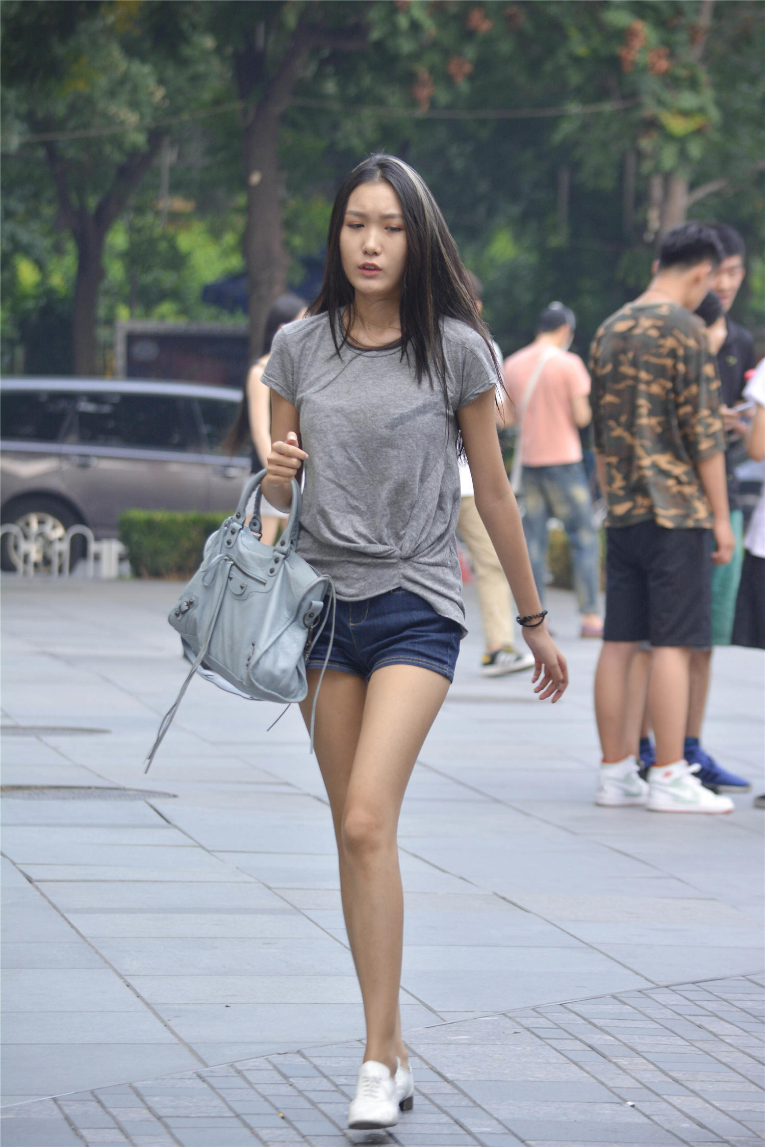 长腿 美女穿短裤搭配高跟凉鞋秀长腿,整体搭配很是魅力迷人