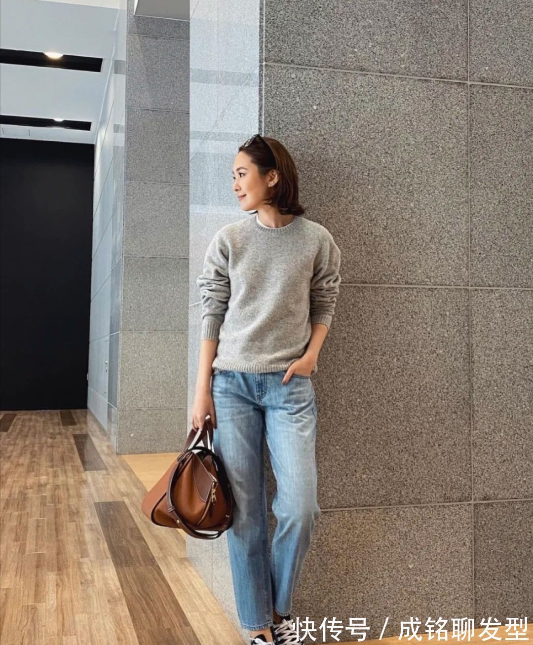 紧身裤 这才是适合50+女性的打扮!简单时尚不扮嫩,优雅老去才是自然