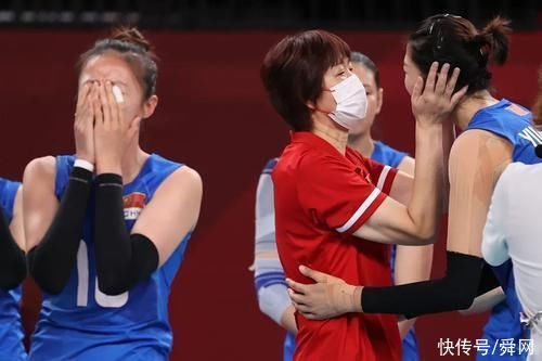 中国女排|郎平谢幕!中国女排姑娘们哭成一片，网友:等你们从头再来
