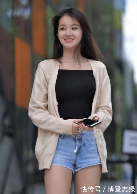 靴子|甜甜的小姐姐,牛仔短裤搭配长筒靴,尽显甜美气质