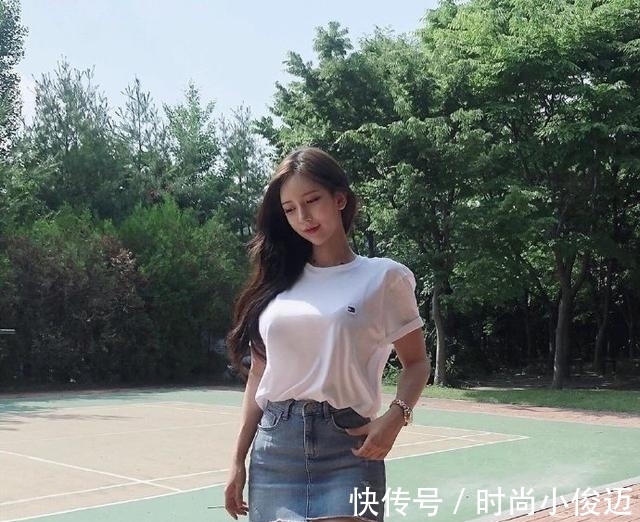 大长腿|牛仔裙+小白鞋，奇怪的搭配，一股学院风的清新