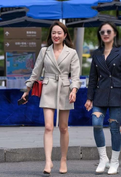 小姐姐穿西装外套手提包包,时尚又大气,做个时髦靓丽的打工人