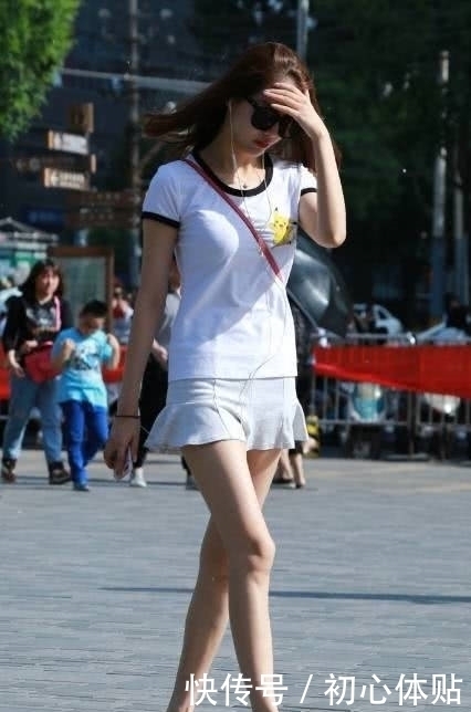 街拍：戴着墨镜，浅灰色超短裙的苗条性感小姐姐
