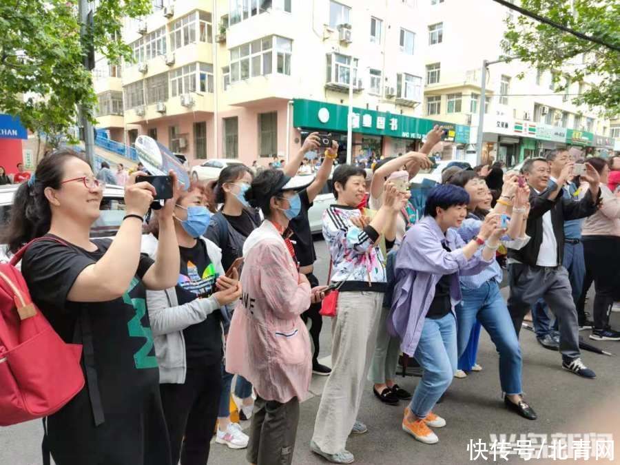 明日绽辉煌|喜迎明日绽辉煌！青岛各校学生欢庆中考胜利