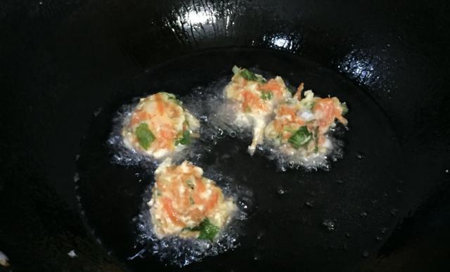 按照我方法炸出来的丸子香脆酥软,怎么吃都吃不腻,端上桌就没