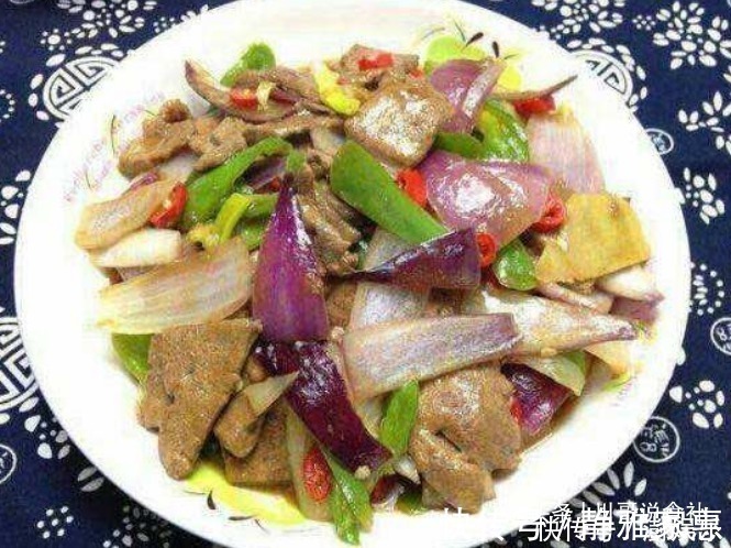 炒猪肝时,最“忌”直接下锅炒,老厨师教你一招,猪肝又嫩又滑