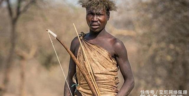 部落中|非洲“最残酷”的一个原始部落:“不洁”被处死,未婚女性更可怜