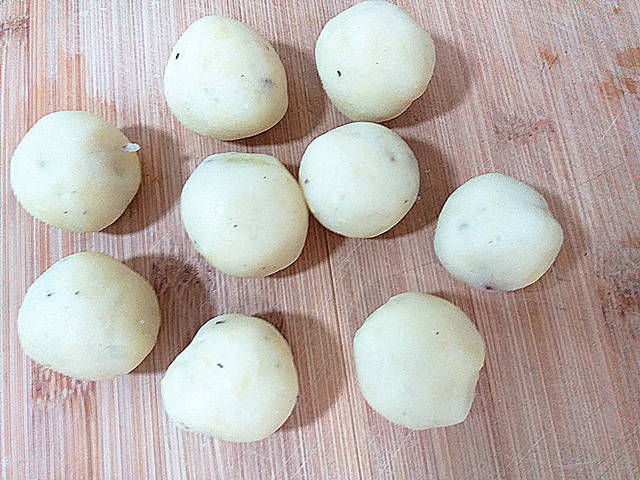 油炸|土豆别总炒土豆丝,教你个新吃法,不油炸,出锅连吃8个不过瘾