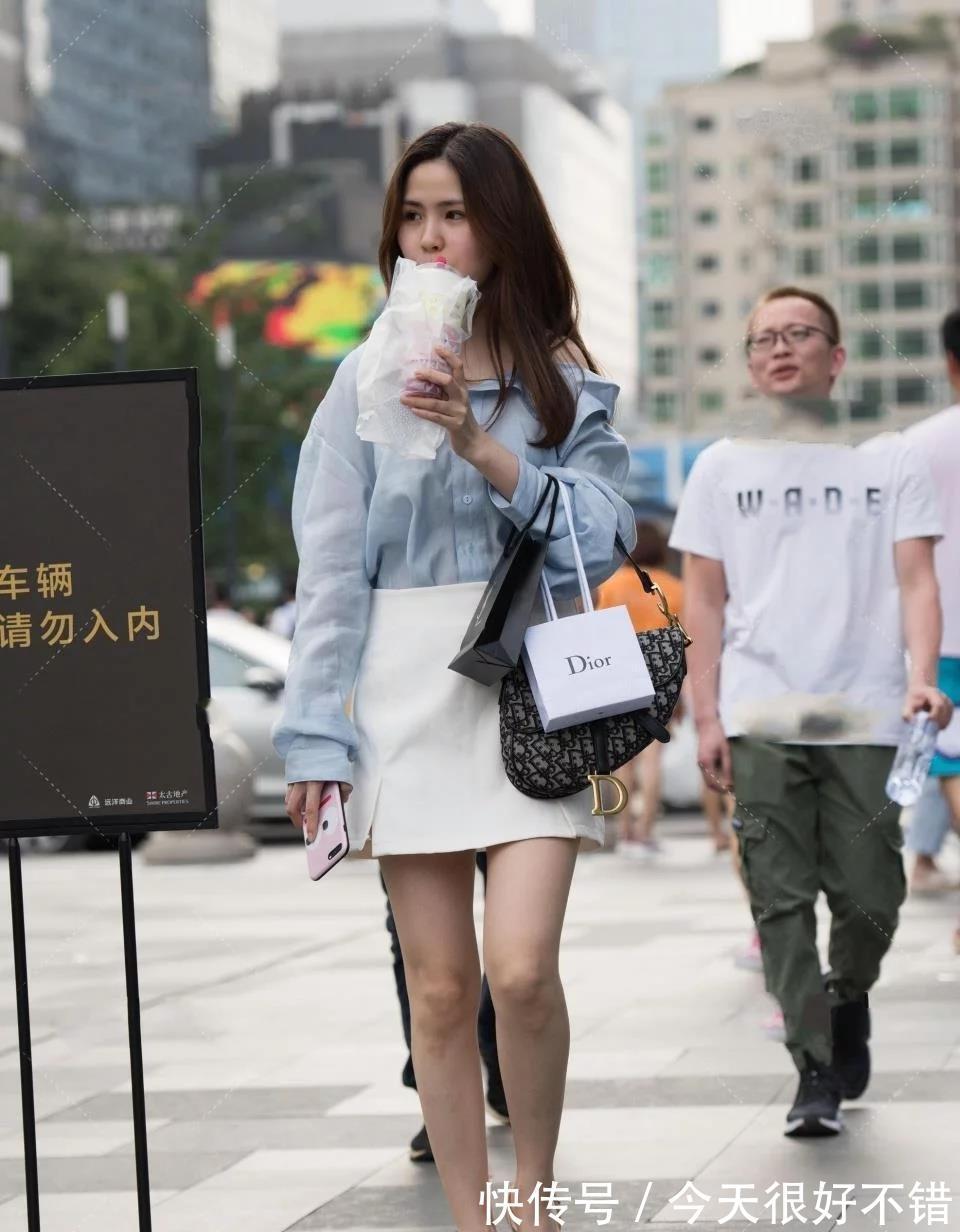90后|“90后辣妈”，蓝色雪纺+白色短裙，甜美可爱中带着一点复古气息
