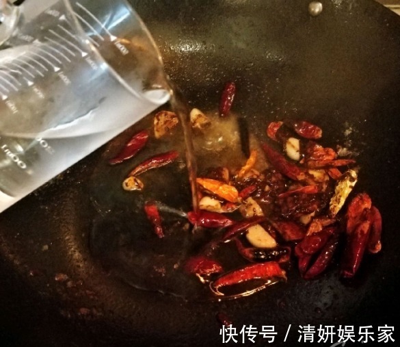 给鱼去腥，用料酒还是用醋都错了，只需一勺它，鲜嫩入味还不腥