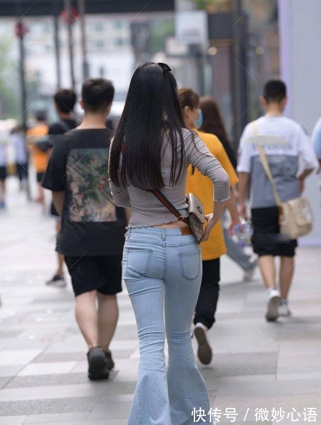 年轻人 年轻人喜欢的拖地裤，你还没有吗来get同款穿搭吧！