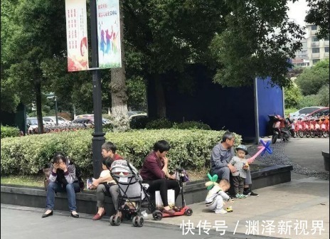 奶奶|45岁奶奶和45岁妈妈,在小区都是带娃,差距不是一般的大