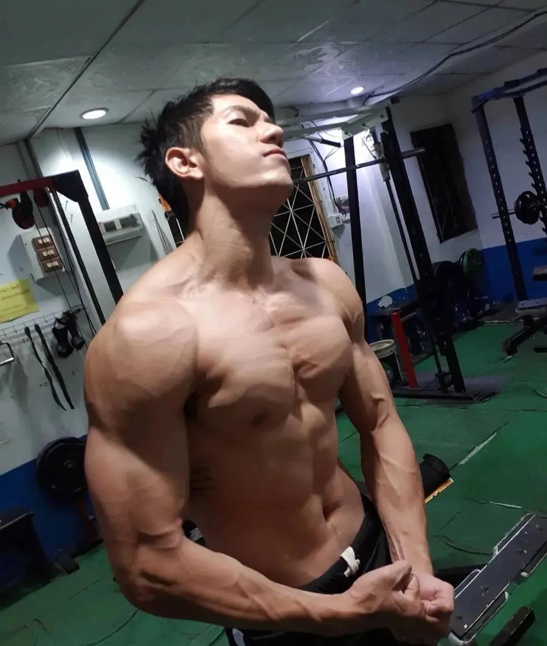 台湾|29岁台湾模特, 身高85公斤, 腹肌嘎嘣脆, 这身材谁能顶得住