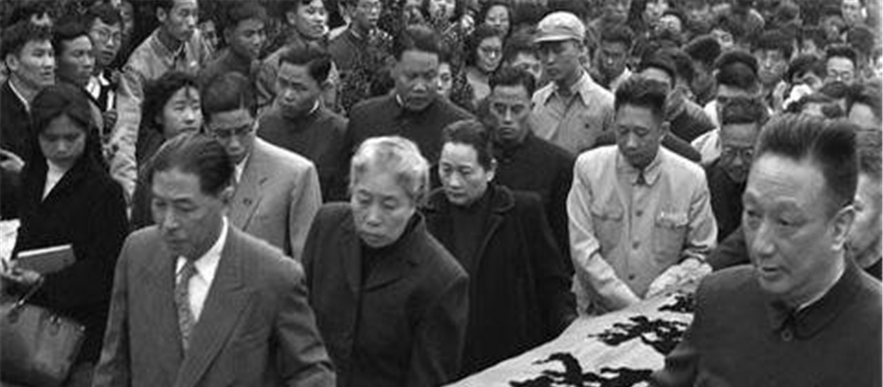 聂绀弩#鲁迅出殡现场10公里数万人为其送行,抬棺16人各个声名显赫!