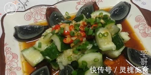 黄瓜别再炒鸡蛋了，换种新花样，招待客人倍有面子，上桌遭疯抢！