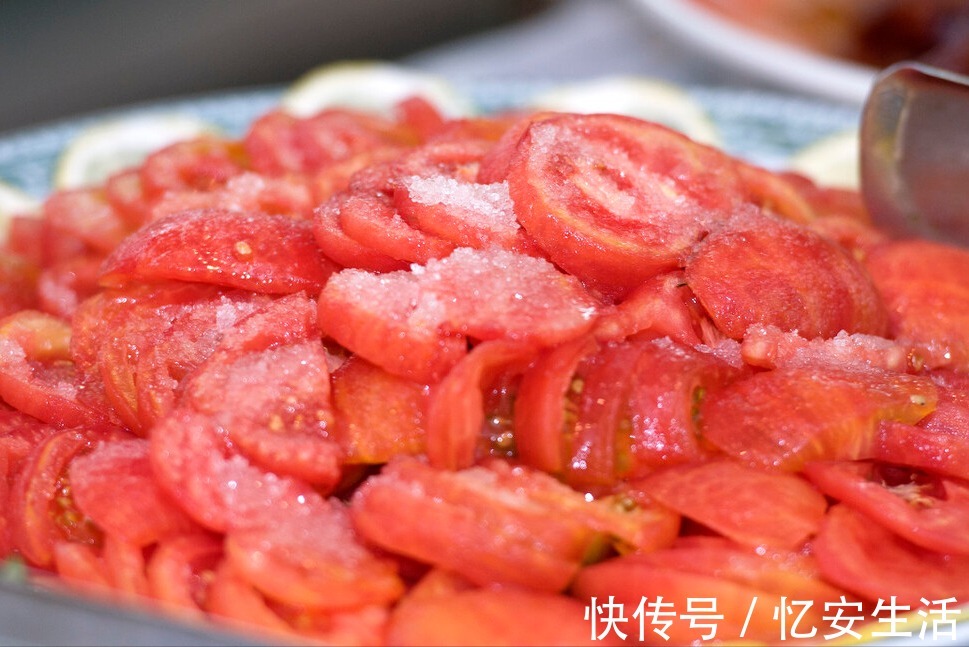 凉拌菜|夏天凉拌西红柿，别只会放糖，大厨教你多加1样，更香甜更多汁