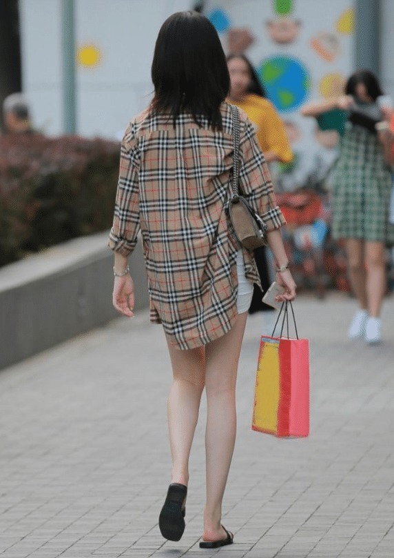 时髦妹子不好好上课,偏偏要逃课去逛街