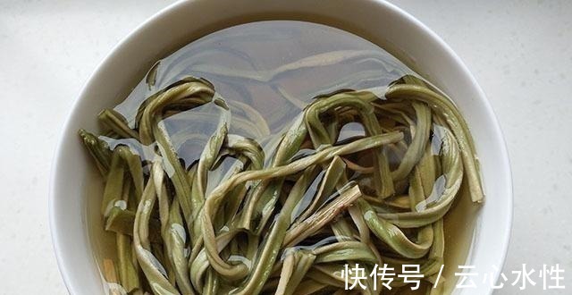 冷天,我常买它包饺子,泡好切碎拌进肉馅里,脆嫩鲜美,吃着真香