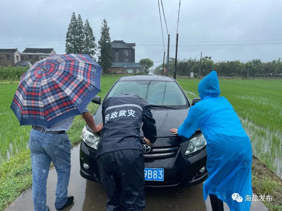 工作人员|海盐：风雨不停，我们不退！