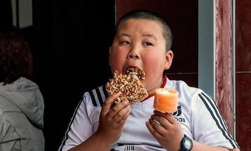 小贾|奶奶坚持那样给孩子吃饭,终把孩子喂“残了”,医生怒斥太无知