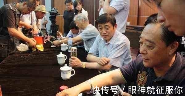 鉴宝#大哥带“关二爷”鉴宝,称花10套房产请回家,专家幸好眼闭着!