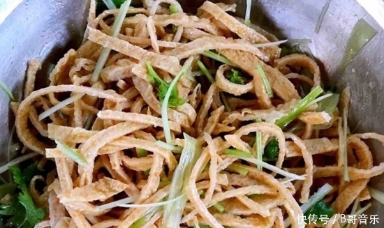 晚上|晚上来一盘这样的凉拌菜,就着它都能吃三碗饭,成本还不贵