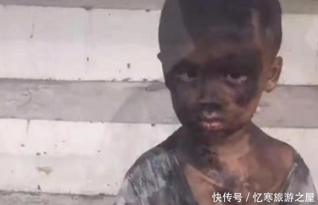 妈妈|幼儿园放学后,有2个孩子一直无人认领,亲妈瞅了十分钟都没认出