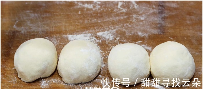 葱花饼这么做太香了,无技巧无难度,一卷一拧不用包,外酥里软!