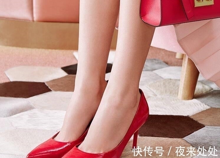 脚背 尖头高跟鞋冷艳时髦,瞬间提升女性性感气质