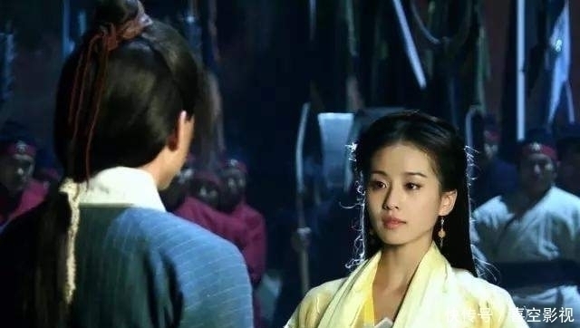 张无忌!倚天屠龙记里的黄衫女是谁?一招就轻松击败周芷若,最后嫁给何人