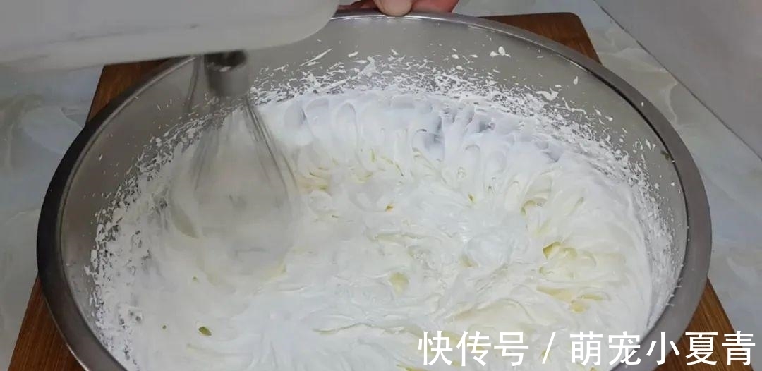 4个鸡蛋,1袋牛奶,冰箱里一放,做出特色雪花,吃过就念念不忘