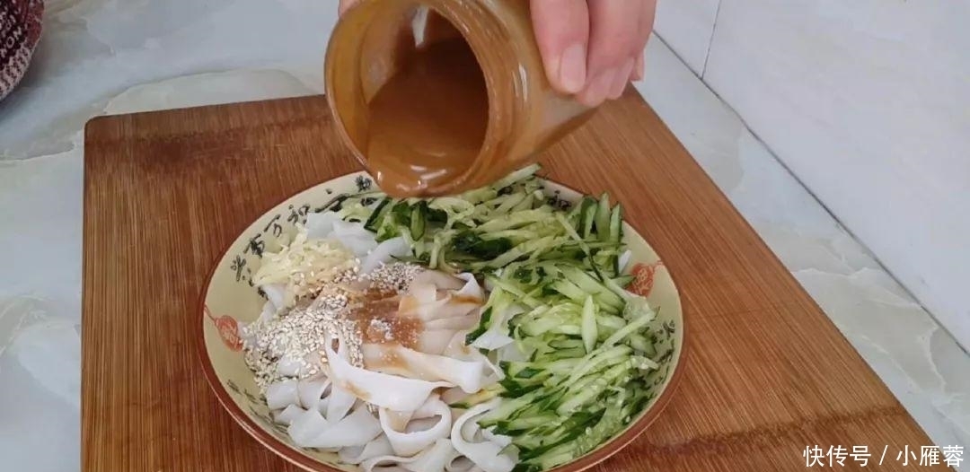 凉皮这样做,教你简单一做,比凉皮凉面都好吃,老婆一盘不够吃