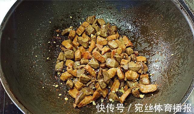 一日三餐|猪肝和瘦肉一起这样做出来，成菜香辣可口，营养好吃，下饭又下酒