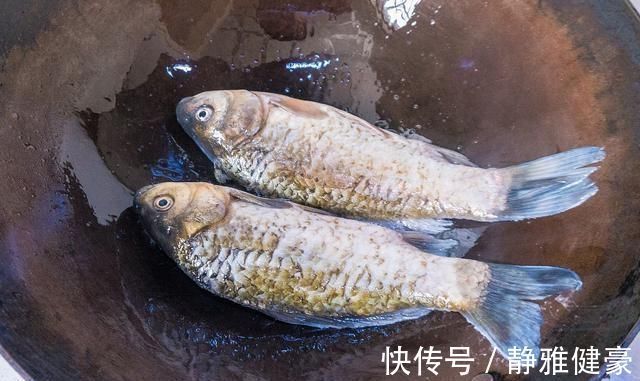 丝汤|炖鲫鱼汤时加点“它”,不仅鲜美无比,而且还能缓解咳嗽
