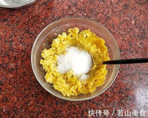 红薯别总煮着吃,加点糯米粉煎一煎,香甜又好吃