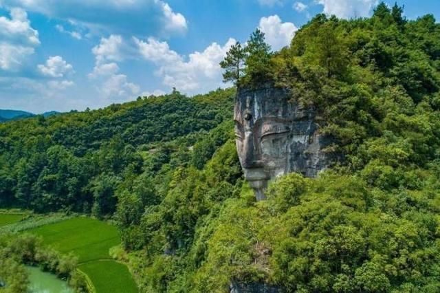 乐山大佛|中国最“奇趣”佛像，长在大山里只露出一个头，被当地误认是山神